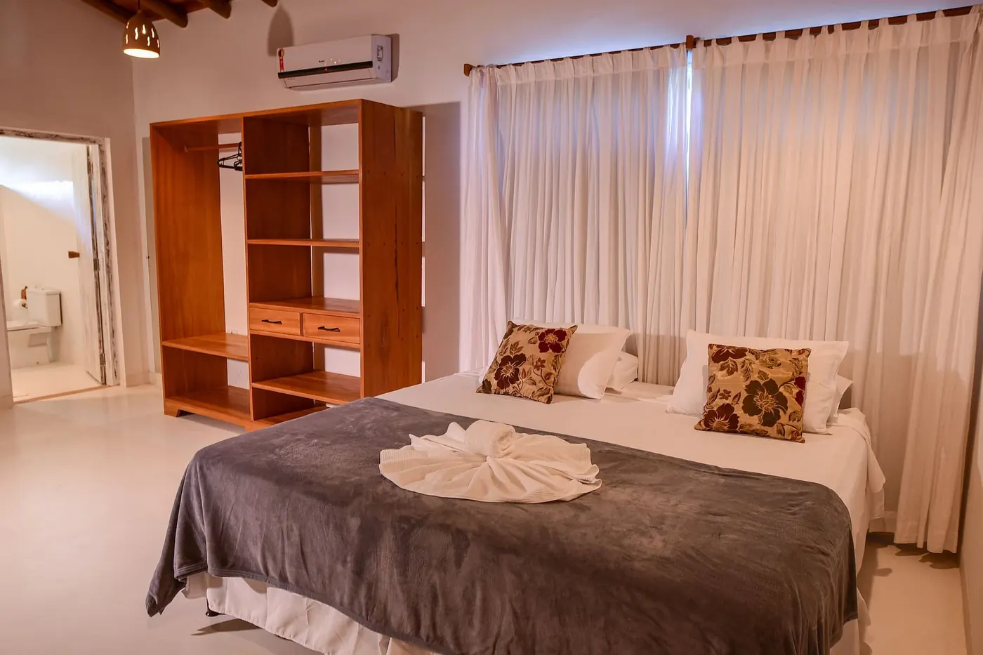 Foto de todo o quarto da Casa Brisas, em Trancoso