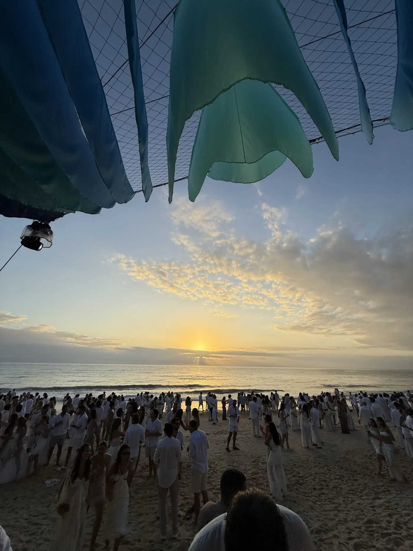 Fogos de Réveillon sobre o Quadrado de Trancoso, com gente de branco no gramado