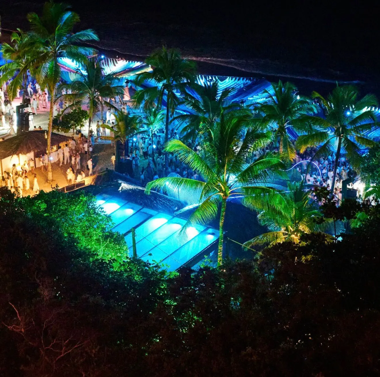 Luzes coloridas na madrugada da Praia dos Coqueiros, em Trancoso