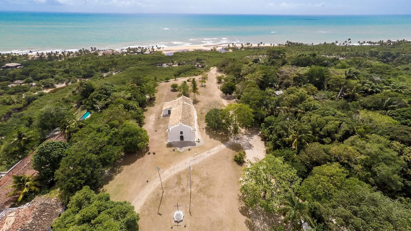 O Quadrado de Trancoso visto do alto, com o mar ao fundo